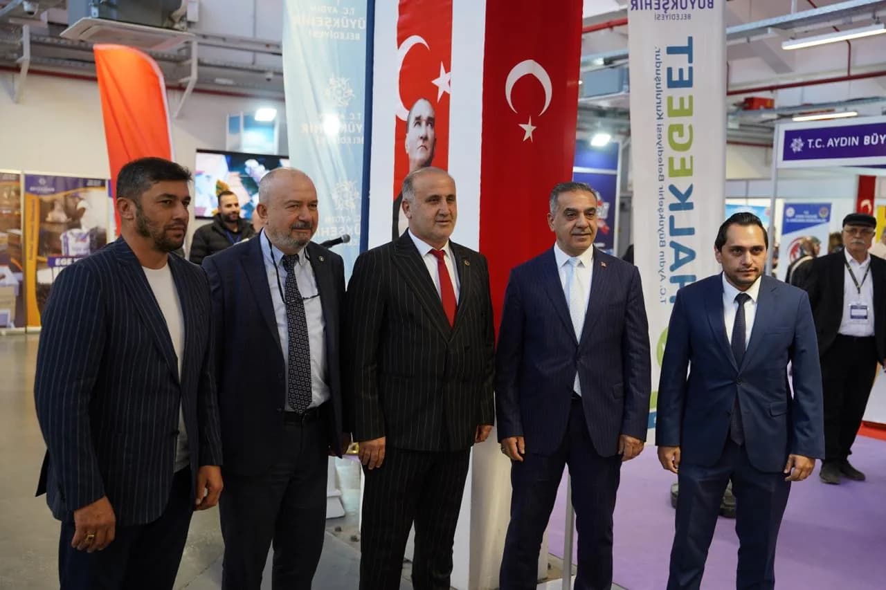Açılış töreninde Türk bayrakları önünde poz veren protokol üyeleri