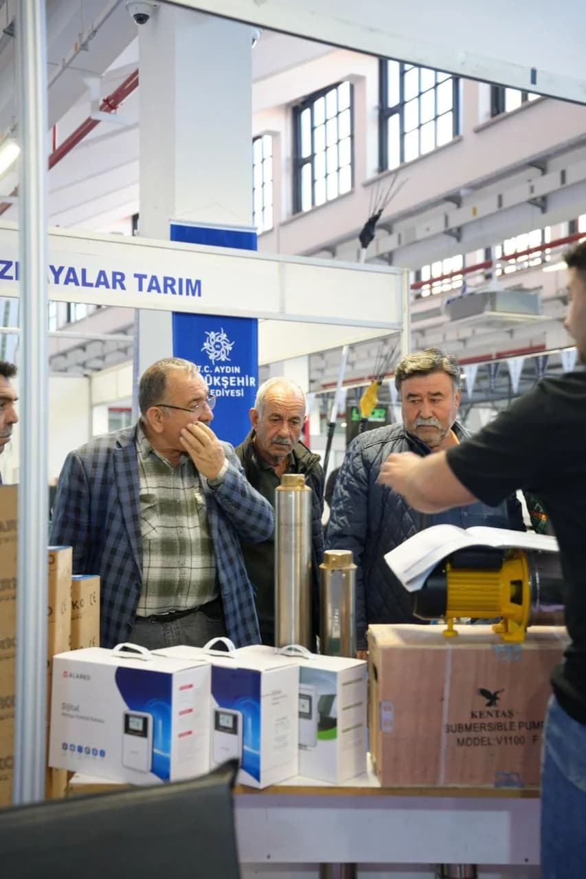 Yalar Tarım standında dalgıç pompaları inceleyen ziyaretçiler ve satış temsilcisi