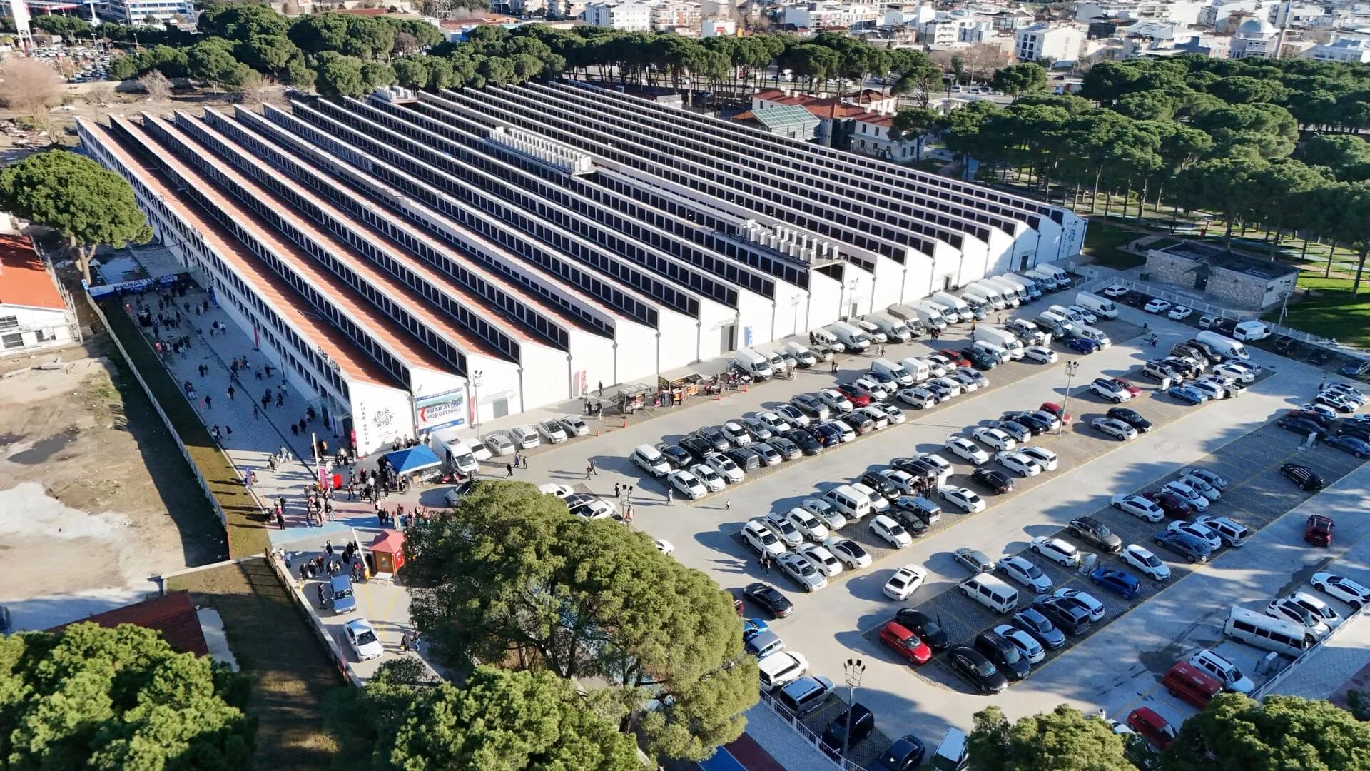 Fuar Aydın Tekstil Parkı'nın kuş bakışı görünümü: sıra sıra dizilmiş fuar holleri ve otopark